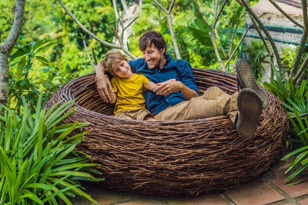 Bali Trend Strohnester überall kinderfreundlicher Ort glückliche Familie, die ihre Reise genießt