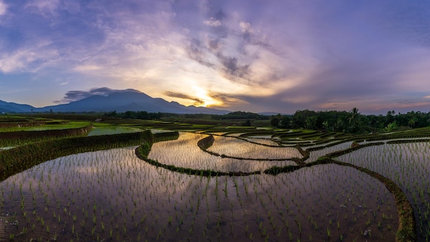 Bali vista panorâmica da montanha refletida pela água com uma bela cor dourada