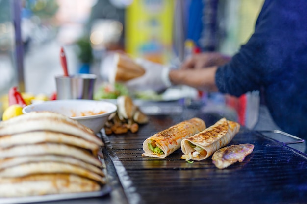 Balik ekmek pescado en un pan comida rápida turca tradicional Estambul Turquia