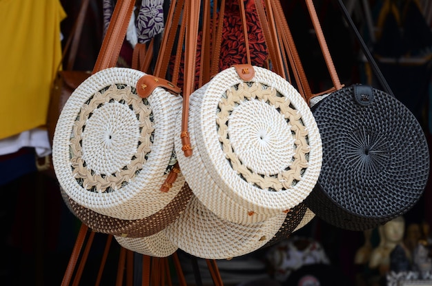 Balinesische handgefertigte Rattan-Öko-Taschen in einem lokalen Souvenirmarkt