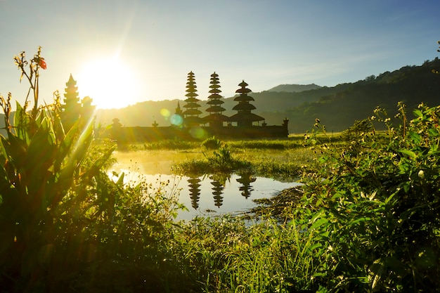 Foto balinesische pura-architektur