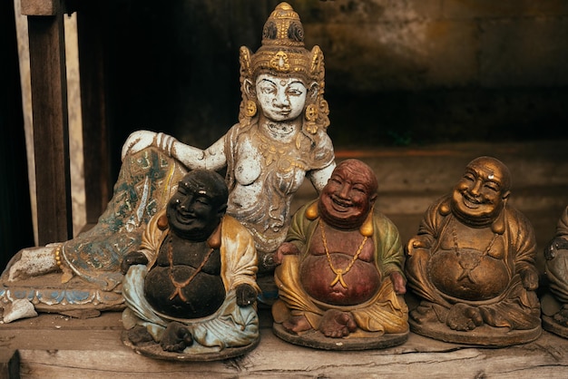 Balinesischer Souvenirladen, der Buddha-Statuen und Kunsthandwerk aus Bali und Ubud Indonesien verkauft