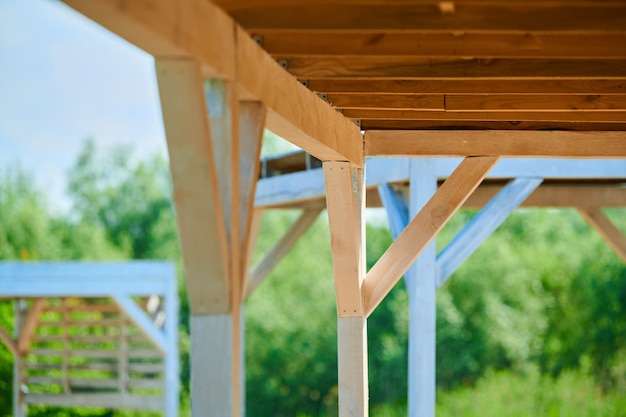 Balkendachpavillon unter einem Baldachin