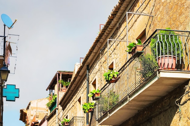 Balkon des alten Hauses in Aidone, Provinz Enna, Sizilien in Italien