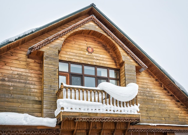 Balkon eines Holzhauses mit Schnee SuzdalxA