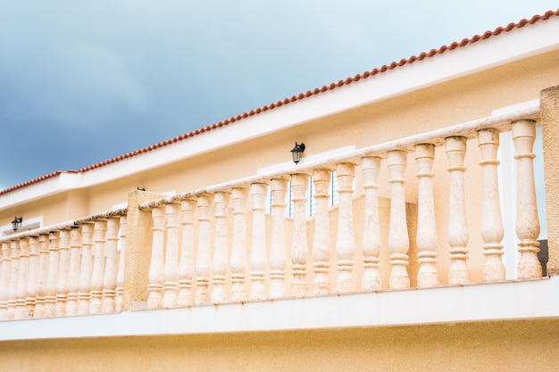 Balkon Im klassischen Stil. Schöner weißer Balkon