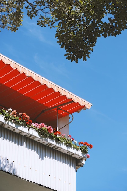 Balkon in deutschland mit geranienblumenkästen und festzelt