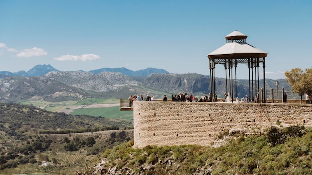 Balkon mit Blick auf die andalusische Naturkulisse mit Menschen, die die Landschaft betrachten