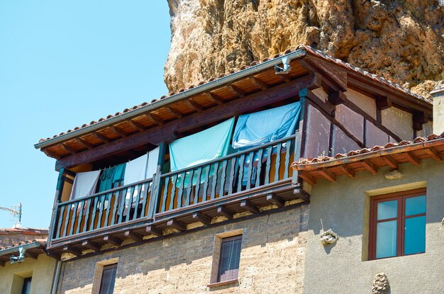 Balkon mit im Dorf ausgelegter Kleidung