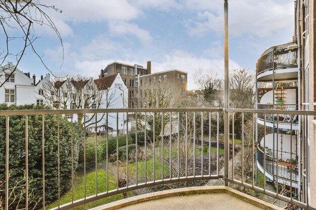 Balkon mit Metallgeländer in einem gemütlichen Haus mit Blick auf die Straßennatur