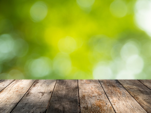 Balkon oder Holzterrasse mit grünem Hintergrund