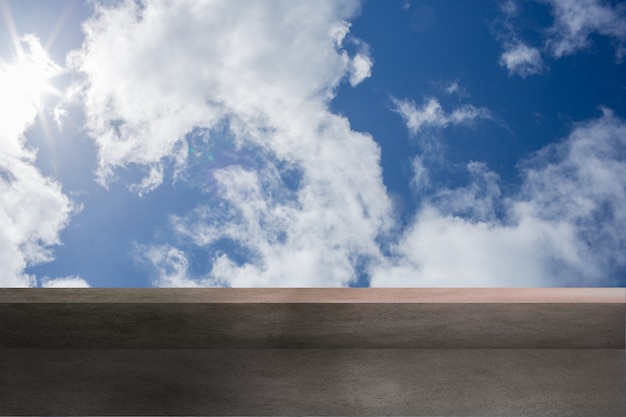 Balkon und bewölkter Himmel