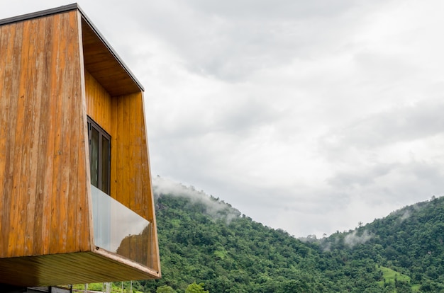 Balkondeck im Freien über verschwommenem Blick auf die Berge