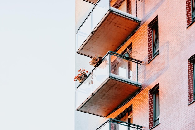 Balkone des Mehrfamilienhaus-Wohngebäudekomplex-Immobilienkonzepts. Platz für Kopienraum