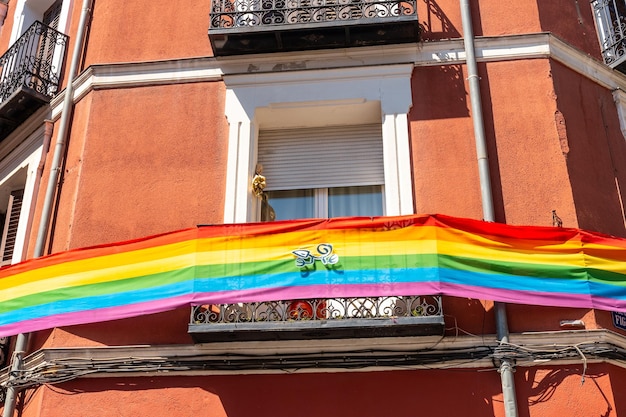 Balkone des Viertels Chueca in Madrid, geschmückt mit den Farben der lgtb-Regenbogenfahne