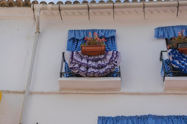 Balkone mit Flamenco-Kleidern in Marbella, Andalusien, Spanien