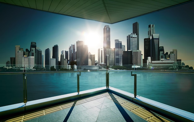 Balkonterrasse mit hintergrundbeleuchtetem Panoramablick auf das Meer und die Skyline der Stadt.