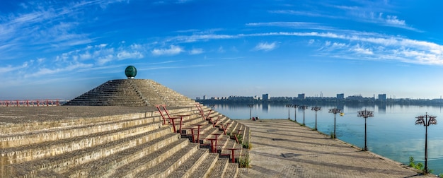 Ball der Wünsche auf dem Dnipro-Damm in der Ukraine an einem sonnigen Sommertag