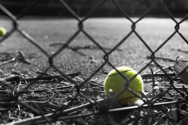 Ball durch Kettengrenze auf dem Feld