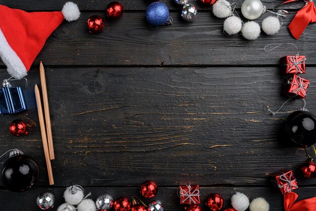 Ball für das Weihnachtsbaumset, Rahmen, Draufsicht flach, auf schwarzem Holztischhintergrund, mit Kopienraum für Text