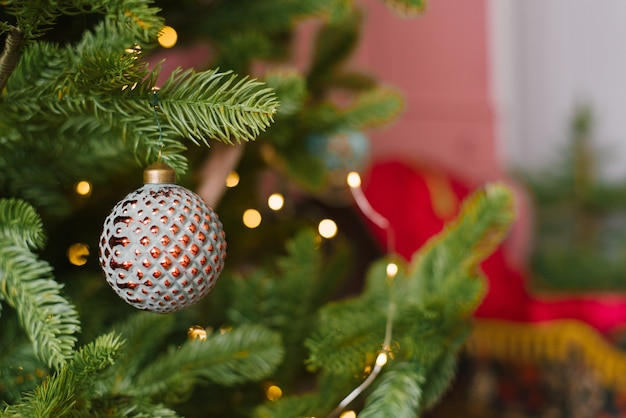 Ball hängt am Weihnachtsbaum