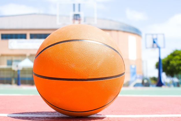 Ball im Basketballfeld