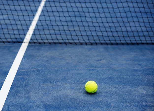 Ball in einem Tennisplatz