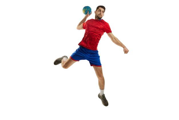 Ball in einen Sprung werfen Professioneller Handballspieler des jungen Mannes im roten einheitlichen Spieltraining