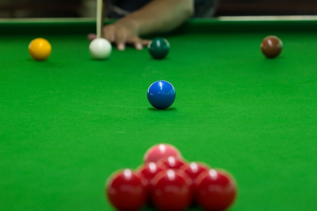 Ball- und Snookerspieler, Mann spielt Snooker