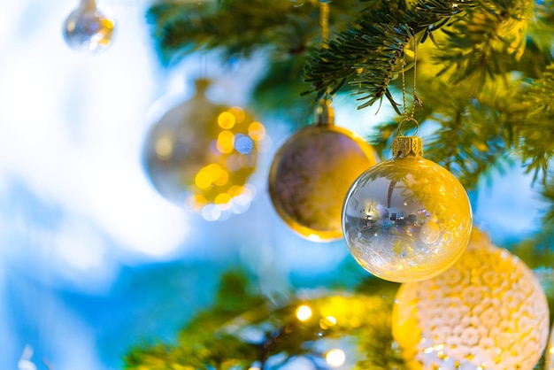 Ballen schmücken einen Weihnachtsbaum mit funkelnden Lichtern im Hintergrund