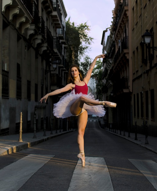 Ballerina mit Tutu tanzen auf der Straße