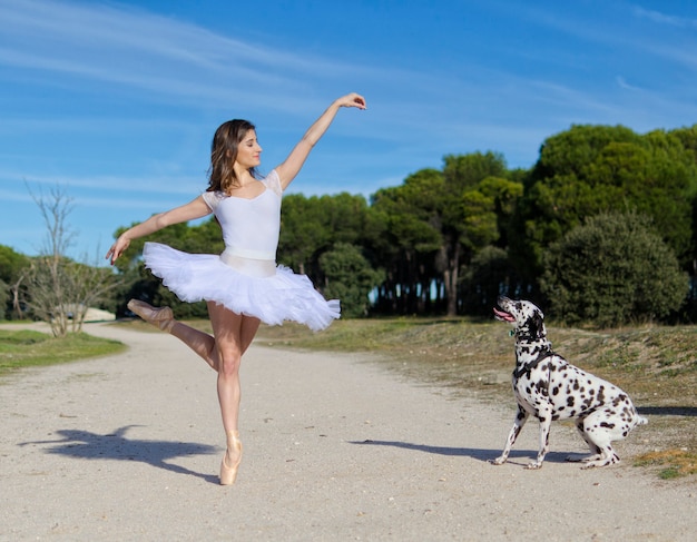 Ballerina-Pose mit Hund