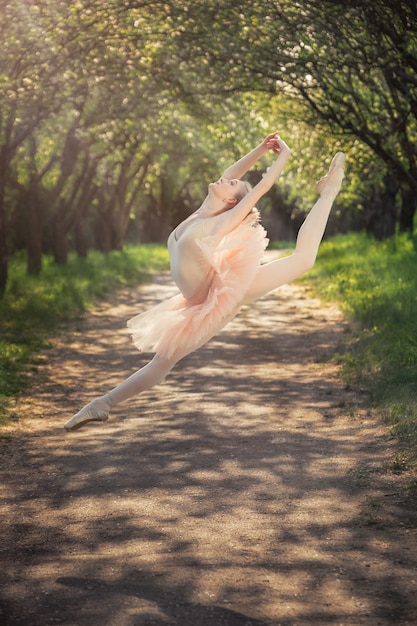 Ballerina tanzt im Freien und springt hoch in die Luft