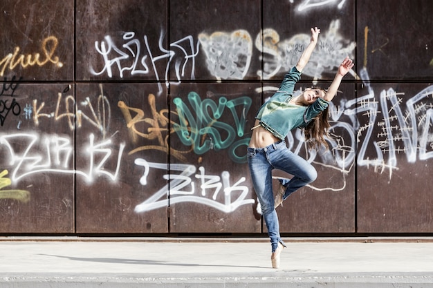 Ballerina tanzt zeitgenössischen Tanz in einem Stadtpark