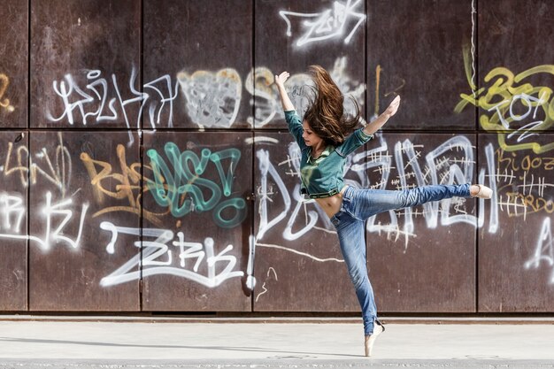 Ballerina tanzt zeitgenössischen Tanz in einem Stadtpark