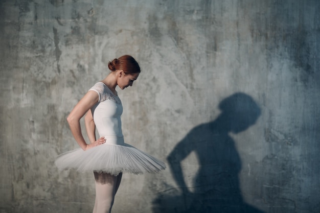 Ballerina weiblich. Junge schöne Frau Balletttänzerin, gekleidet in professionelles Outfit, Spitzenschuhe und weißes Tutu.