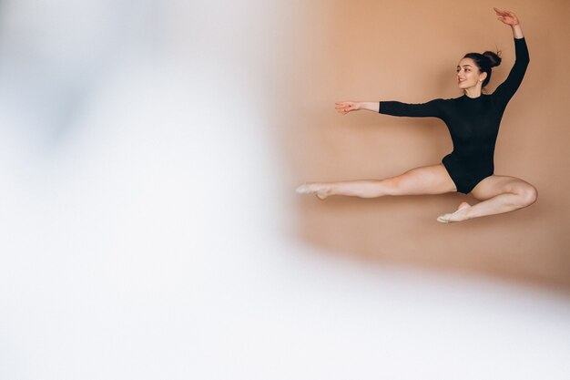 Ballerinafrau im Studio