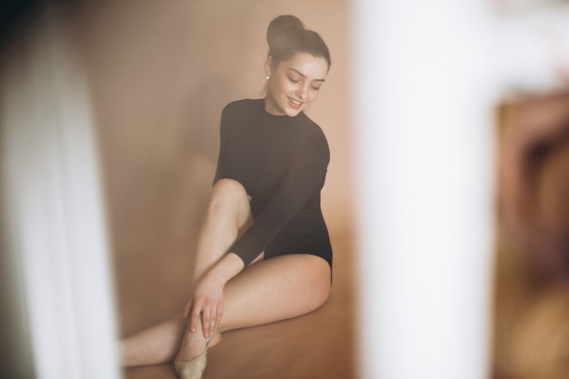 Ballerinafrau im Studio