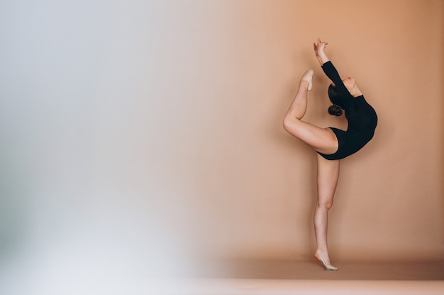 Ballerinafrau im Studio