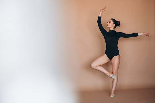 Ballerinafrau im Studio