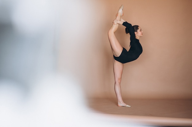 Ballerinafrau im Studio