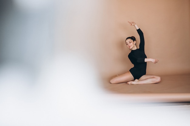 Ballerinafrau im Studio