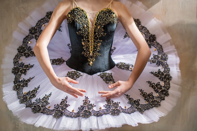Foto ballerinas hände in der ersten position eines konzertballett-tutus