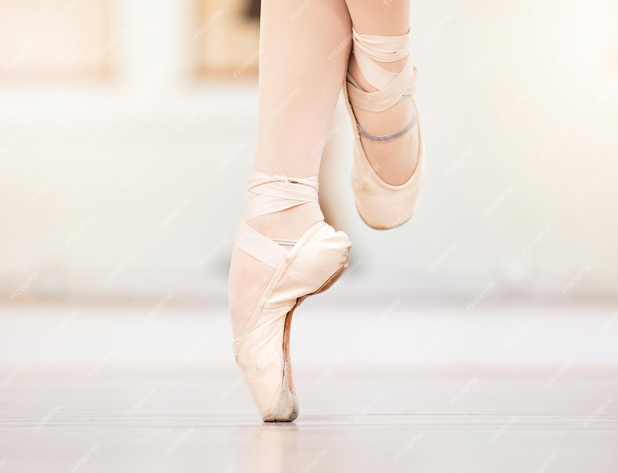 Ballet fitness y zapatos de baile de mujer en estudio de clase de entrenamiento de artes escénicas profesionales artista de de bailarina y de equilibrio de pies de atleta