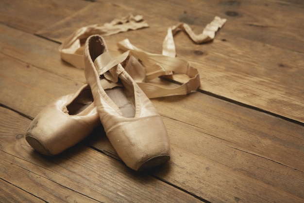 Ballett Schuhe auf Holzboden