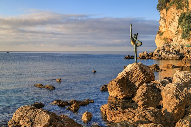 Foto ballett-tänzer-statue auf der klippe, symbol der stadt budva, montenegro.