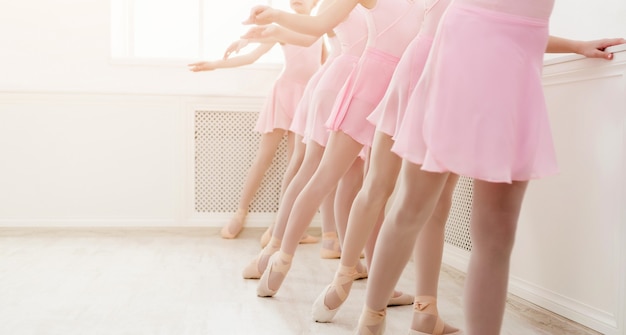 Balletthintergrund, Ausbildung der jungen Ballerinen. Tänzerinnen Beine in Spitzenschuhen, Übungen machen. Klassische Tanzschule, Kopierraum, Ernte