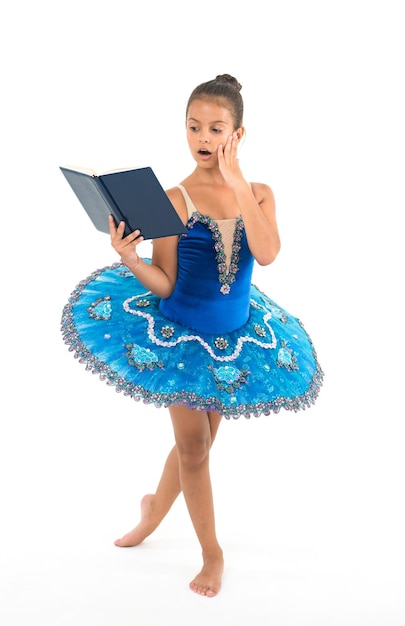 Ballettmädchen mit Buch. Kleines Mädchen studieren und trainieren, Bildung. Kleines Ballerina-Lesebuch. Sie ist in Ballett verliebt. Sich durch Bildung verbessern.