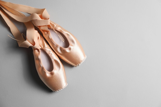 Foto ballettschuhe elegante spitzen auf grauem hintergrund flach platz für text