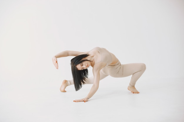 Balletttänzerin im zeitgenössischen Stil. Frau in einem Tanzstudio.